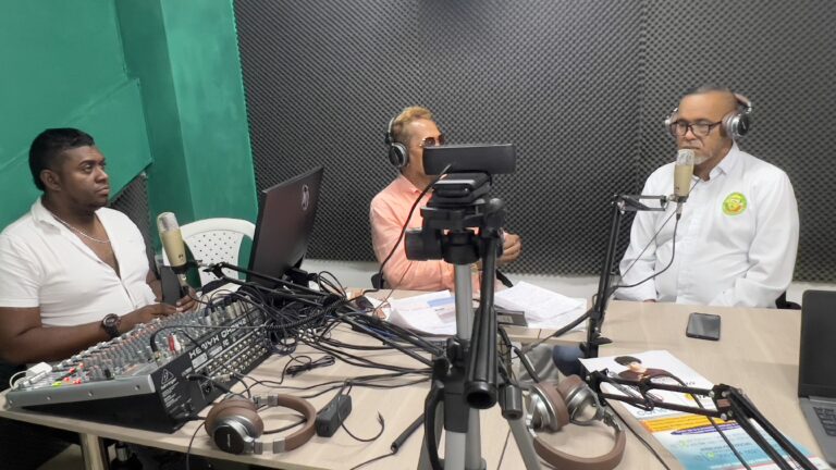 voces comunales radio